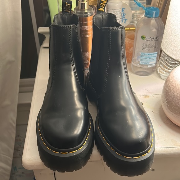 DR. MARTENS PLATFORM BLACK BOOTS WITH NO LACES - Picture 2 of 3